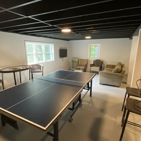 GREAT LOCATION- 4 bedrooms with 2 ensuites. Short walk to beach and town center.