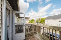 74L - 2BR Quincy - Cozy Couple Hideout near Wollaston Beach