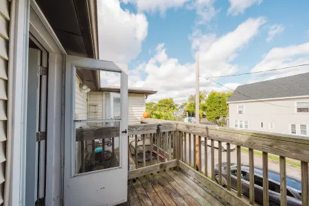 74L - 2BR Quincy - Cozy Couple Hideout near Wollaston Beach