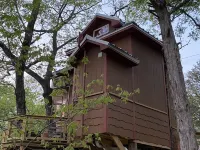 Coach’s Quarters on the Creek- A Night in the Trees! Hotel dekat TSTC Waco Building Construction Classrooms