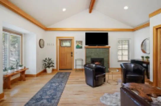 Downtown Craftsman with King Bed and Private Yard - Walk Everywhere