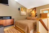 Berkshire Village Carriage House - Super Private!!