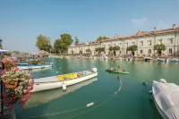 Near Gardaland, 2 minutes from the lake, in the heart of Peschiera del Garda! Xenia19