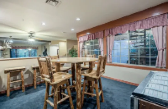 Custom 6 Bedroom 4 full bathrooms Cabin with Amazing hillside Views, fenced lot.