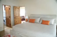 So Close! Perfect Southwest Casita 3 Blocks Plaza, 2 to O'Keeffe - Casita Ristra