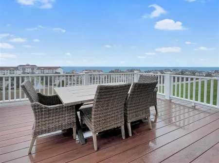 Bay Harbor Condo in Gated Community. Lake Michigan Views, Golfing & Shopping! Отели в г. Петоски
