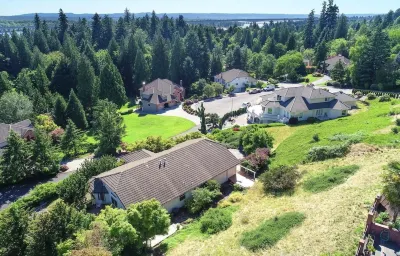 Chic Designer Retreat Nestled in an Upscale, Tranquil Enclave Hotels near Clark College, Columbia Tech Center