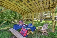 Private Riverside Home -- Hot Tub~King Bed~Kitchen