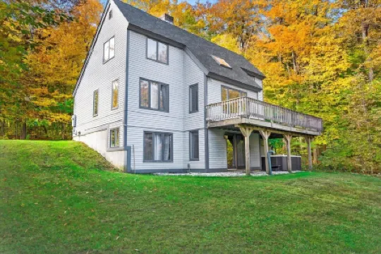 Beautiful Manchester VT Mountain Retreat w/Hot Tub