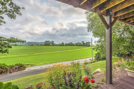 Vintage Style Apartment with Amazing Views of Amish Farmland
