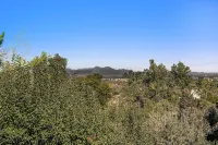 Updated 4bdr with VIEW of Flat Irons & hot tub.