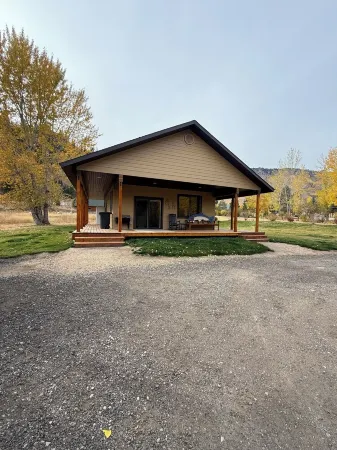 Charming newer 2-bedroom house with WiFi, Dish TV in Pine with wrap around deck.