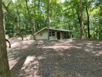 The Chalet is located in the woods of a gated property with a covered porch. Fiore Winery & Distillery 주변 호텔