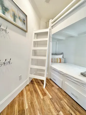 Escape to "Studio B Lake, Pool, Splash Pad, Hot Tub, Kayaks, fire pit, etc