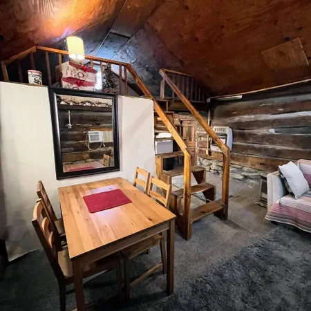 Quaint old fashioned cabin, Loft, Grill, Fire Pit!