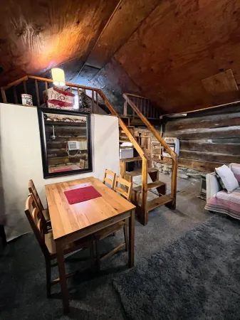 Quaint old fashioned cabin, Loft, Grill, Fire Pit! Отели рядом с достопримечательностью «Daniel Boone Campground in Red River Gorge»