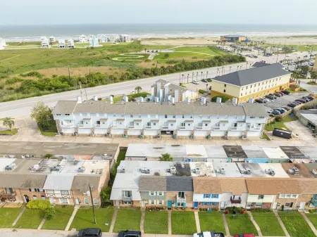 Island Pride Coastal Condo - Steps to the Beach! Отели рядом с достопримечательностью «Port Of Galveston»