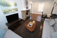 Modern Midtown Home -Dogs OK -Work Desks -Porch Swing -Fully Privacy Fenced Yard