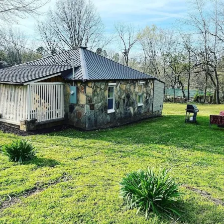 River Rock Cabin - Near Spring River and Main St