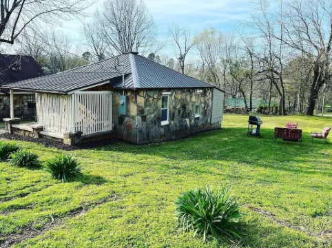 River Rock Cabin - Near Spring River and Main St