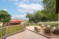 Amazing views, hot tub/outdoor fireplace, countryside, farm with calves & goats.