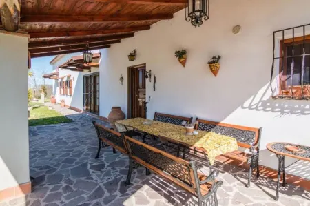 Detached cottage in a park-like garden overlooking the pool Отели в г. Фаулья