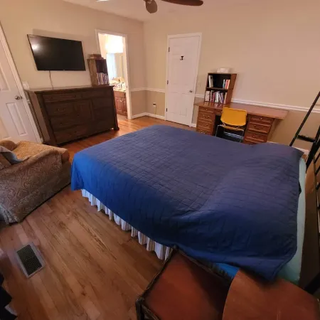 Riverside Getaway - Enjoy Quiet Life Right on the Duck River