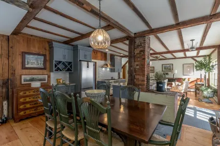 A Quintessential New England Historical Guesthouse Отели рядом с достопримечательностью «The Mill Works»