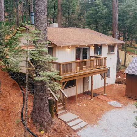 For the discerning guest. Cabin at Lilac Terrace 🌲⛷️with summer TH Lake Access.
