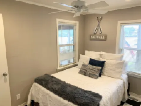 Cottage -Private Hot Tub, Fire Pit, Covered Deck, 20 steps from Lake Hamilton