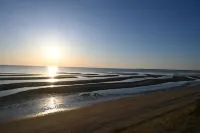 Cape Cottage with 5 beds, large deck, and less than 10 minute walk to the beach!