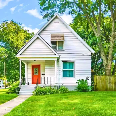 Historic Bungalow: For Groups & Families Sleeps 11