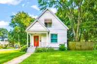 Historic Bungalow: For Groups & Families Sleeps 11 야드 쇼핑센터 주변 호텔