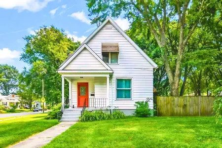 Historic Bungalow: For Groups & Families Sleeps 11 Отели в г. Спрингфилд