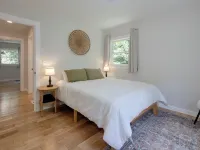Cozy 3-Bedroom Cottage, Near the Lake Hotels in Dickson County