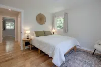 Cozy 3-Bedroom Cottage, Near the Lake