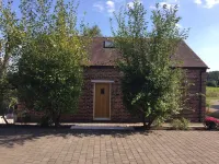 The stables fully loaded converted barn dog/horse sleeps 8 4 beds /sofa/zbed/cot 스태퍼드 호텔
