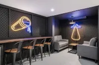 Modern Chalet 5bd 3bth with Hot Tub, Game Room, Private movie theater, 3 decks