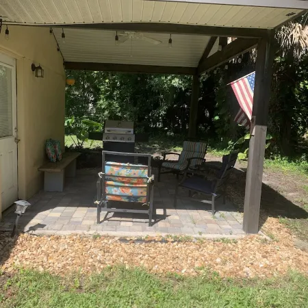 Cozy house centrally located. 3mls to beach,7mls to speedway. Pet friendly