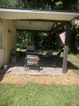 Cozy house centrally located. 3mls to beach,7mls to speedway. Pet friendly Отели рядом с достопримечательностью «W.I.S.E Private School»