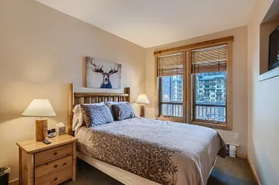 ★★Hot Tub in Building - Center Village Condo★★