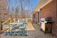 Splash House - Heated Pool, Hot Tub, Pickleball, Movie Theater