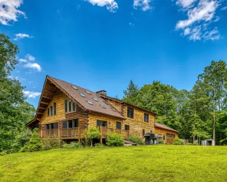 Luxurious & Enchanting Log House in Heart of Hudson Valley/Catskills, Upstate NY アルスターのホテル