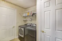 Modern Like New LUXURY 3,200 SQ FT Home In An Awesome Location! Sleeps 12!