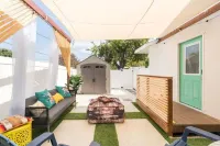 The GuestHouse W/King Bed & Private courtyard