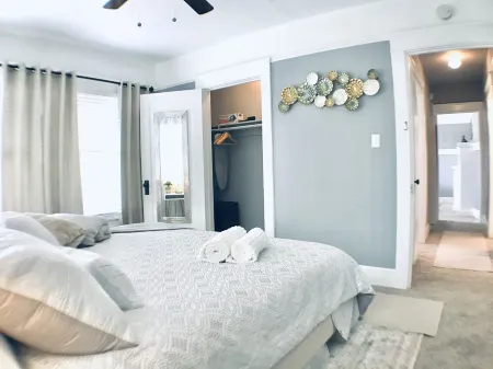 CAL King Bed/Sleeps 4/Furnished Private APT/In-Unit Washer Dryer/Smart 55" HDTV