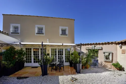 Small paradise near Arles in Provence, big terrace and pool