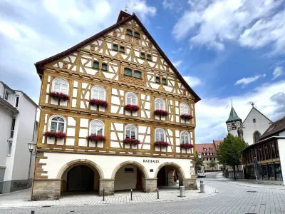Zentrumsnahe Ferienwohnung am Fuße der Burgruine Hohenneuffen Hotels near Linsenhofen
