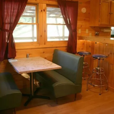 Wolfcreek Cabin/Secluded & Romantic/Hot Tub/Acreage Bordering National Forest