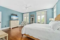 5-bedroom vacation home just a short walk to Cape May Beach